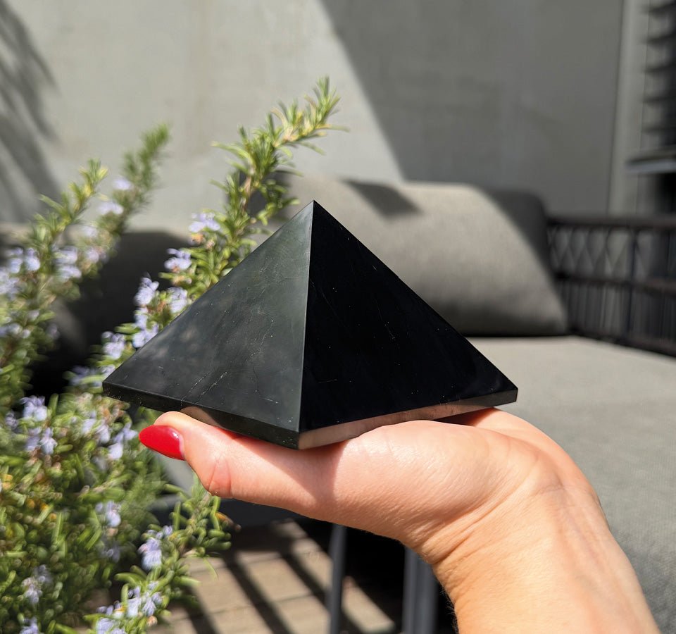 OCUS Medium 10cm Schungit Pyramide