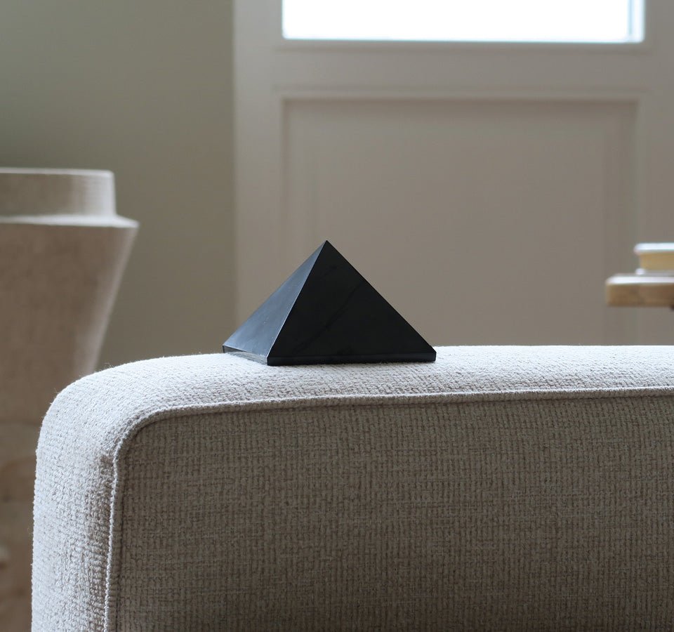OCUS Medium 10cm Schungit Pyramide