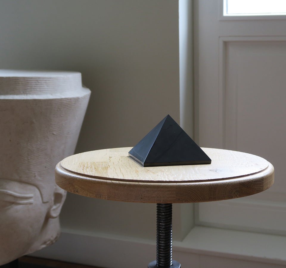 OCUS Medium 10cm Schungit Pyramide