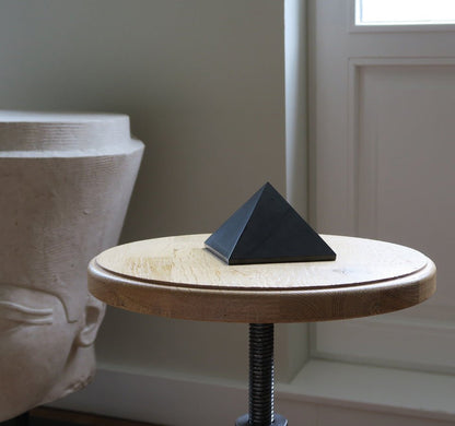 OCUS Medium 10cm Schungit Pyramide