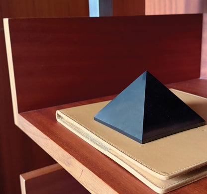 OCUS Medium 10cm Schungit Pyramide