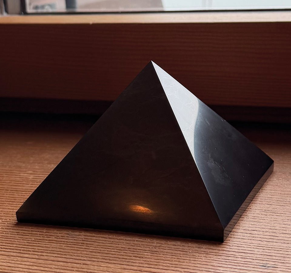 OCUS Medium 10cm Schungit Pyramide